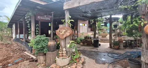 ป้ายชื่อบ้าน “ตนเถื่อน” หน้าทางเข้า