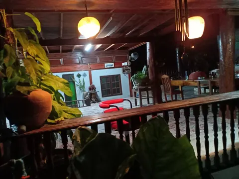 บรรยากาศยามค่ำ โคมไฟและต้นไม้