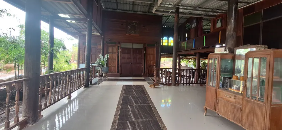 ระเบียงหน้าบ้านไม้ ประตูไม้ และหน้าต่างกระจกสี